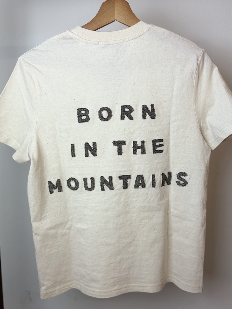 T-shirt Unisex Born in the Mountains Natural Raw - immagine 2